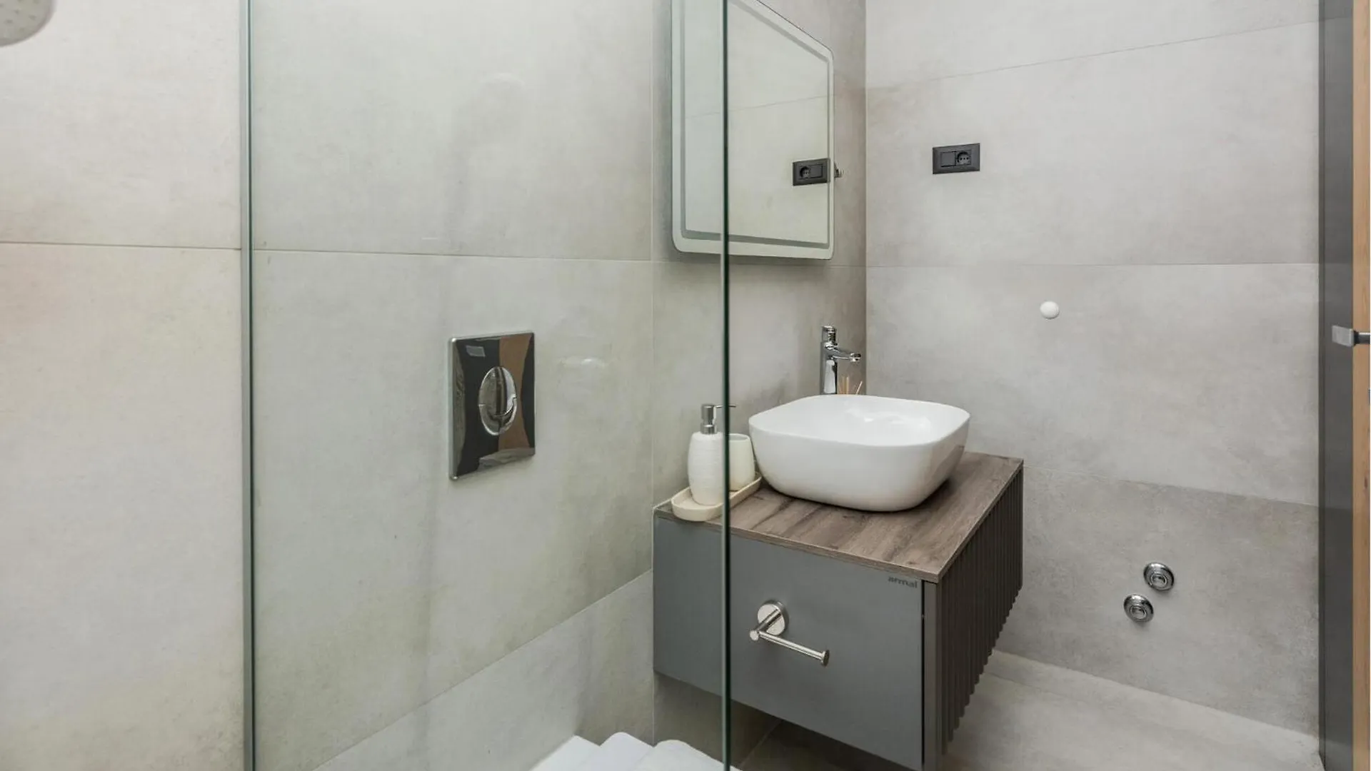Lovely Home In Privlaka With Jacuzzi Croácia