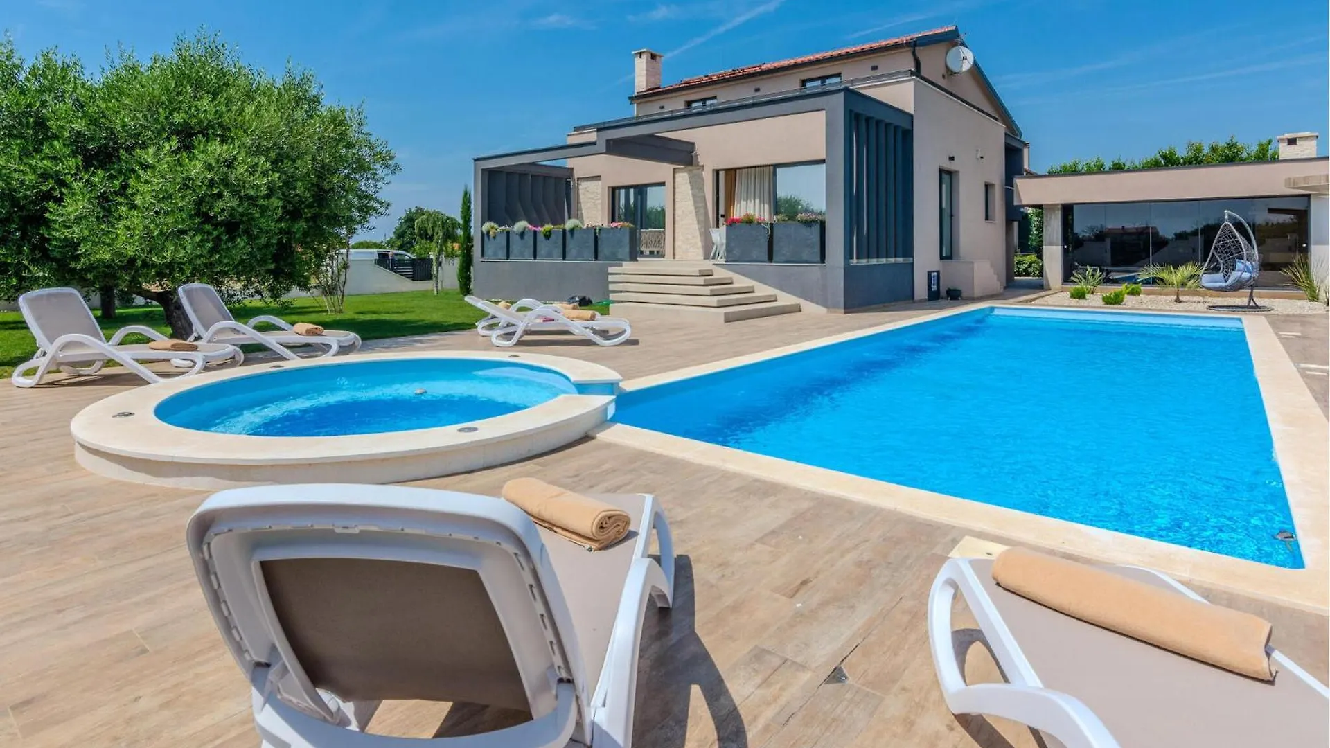 Lovely Home In Privlaka With Jacuzzi
