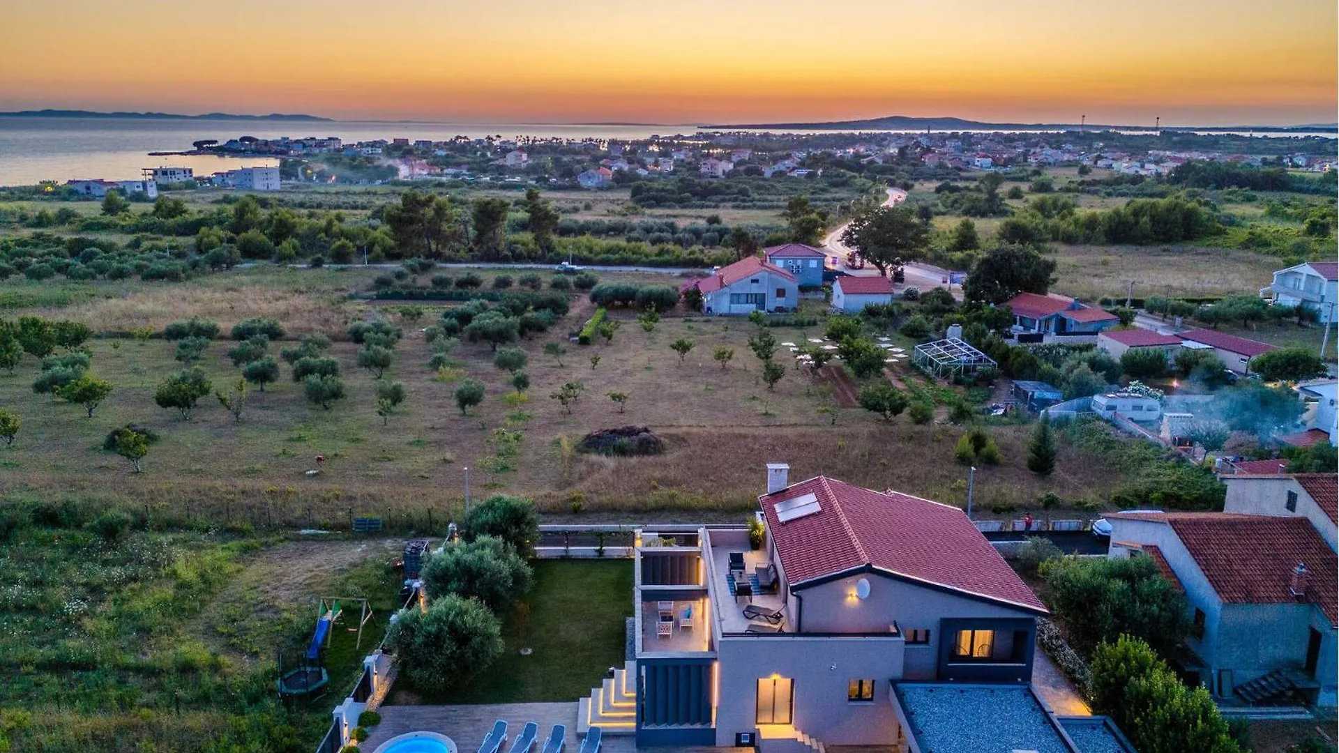 Lovely Home In Privlaka With Jacuzzi Croácia